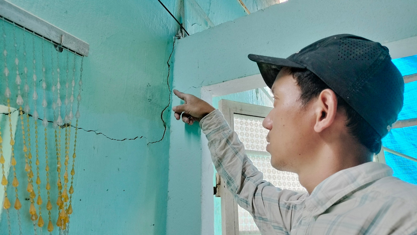 Nhiều nhà cửa của người dân bị nứt, hư hỏng kết cấu do ảnh hưởng của quá trình thi công, song vẫn chưa được kiểm định, hỗ trợ, đền bù, người dân phải sống trong nơm nớp lo âu.