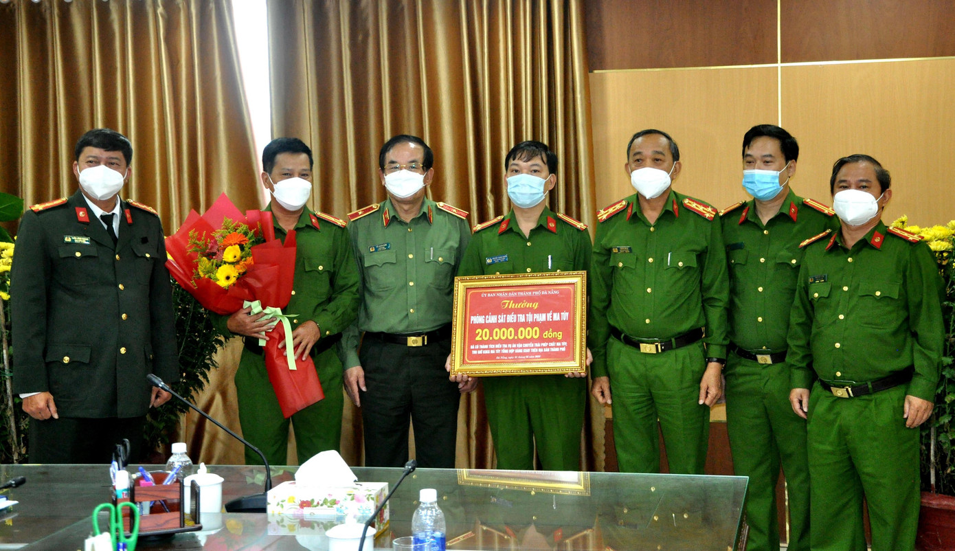 Thiếu tướng Vũ Xuân Viên, Giám đốc Công an TP Đà Nẵng ghi nhận, biểu dương thành tích xuất sắc của các cán bộ chiến sĩ tham gia phá án Thiếu tướng Vũ Xuân Viên, Giám đốc Công an TP Đà Nẵng ghi nhận, biểu dương thành tích xuất sắc của các cán bộ chiến sĩ tham gia phá án
