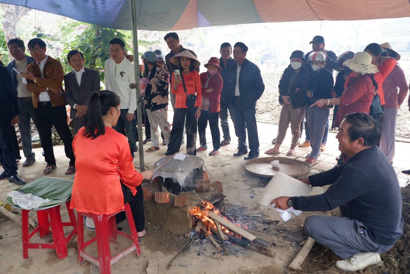 Đến với hội làng Túy Loan, du khách cũng được trải nghiệm thực tế các gian hàng ẩm thực, tự tay làm nên những món ăn đặc biệt như bánh tráng, mì quảng Túy Loan, thưởng thức nhiều món ngon đặc sản của địa phương.