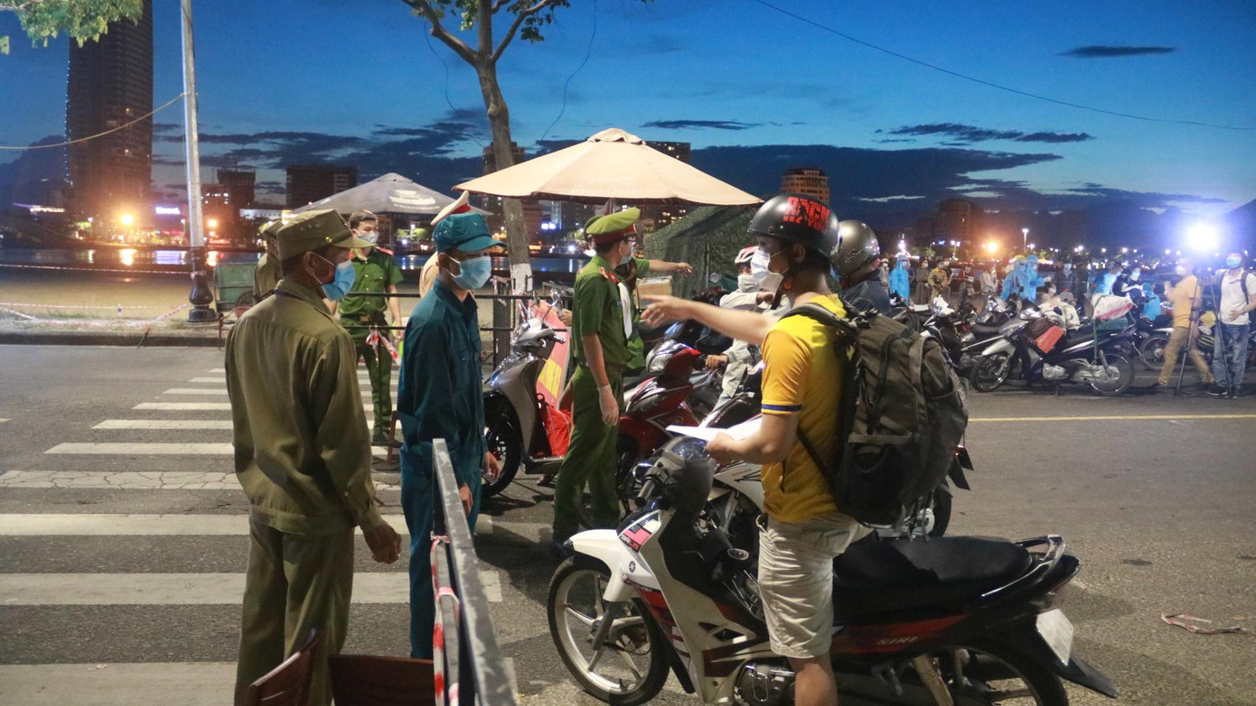 Kiểm soát người và phương tiện ra vào tại phường Nại Hiên Đông. Ảnh: Nguyễn Thành