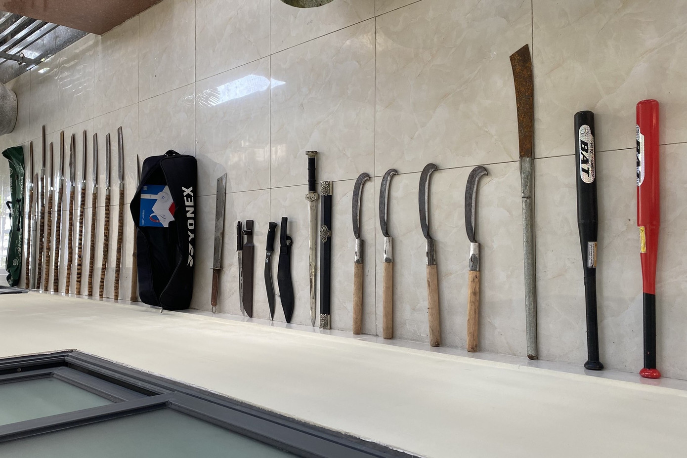 Các loại hàng "nóng" được thu giữ. Các loại hàng "nóng" được thu giữ.