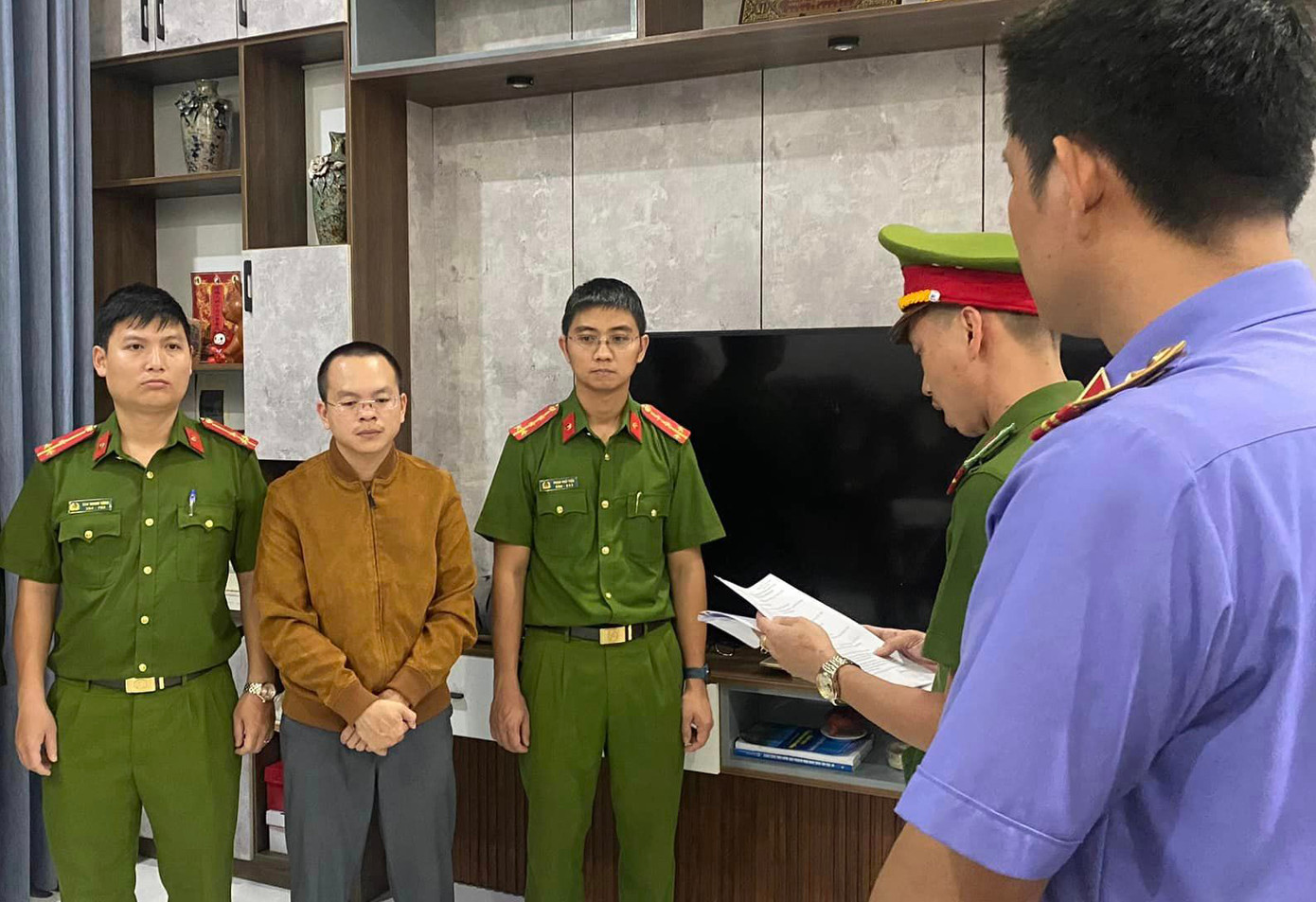 Thực hiện lệnh bắt đối với Hoàng Quang Huy. Ảnh: CAĐN