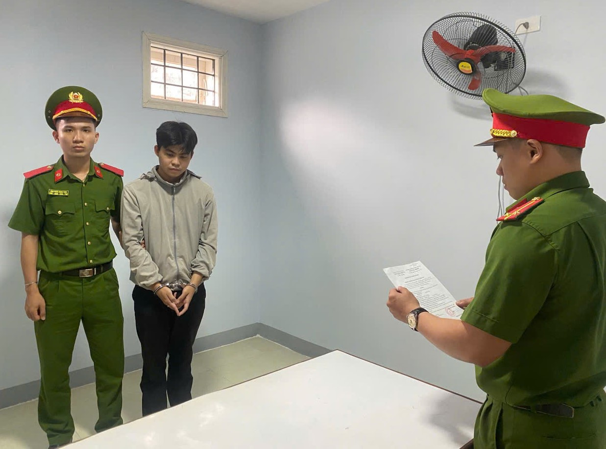 Công an thực hiện lệnh bắt tạm giam đối với bị can Nguyễn Tài.