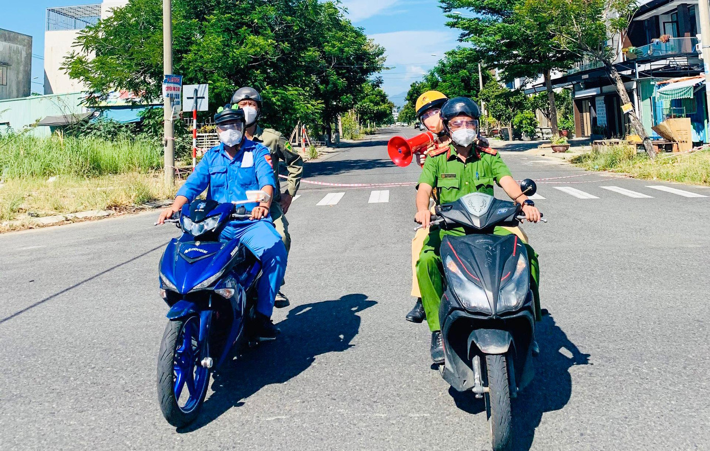 Giữa nắng nóng các chiến sĩ cùng lực lượng dân quân tự vệ, dân phòng vẫn âm thầm làm nhiệm vụ. Giữa nắng nóng các chiến sĩ cùng lực lượng dân quân tự vệ, dân phòng vẫn âm thầm làm nhiệm vụ.