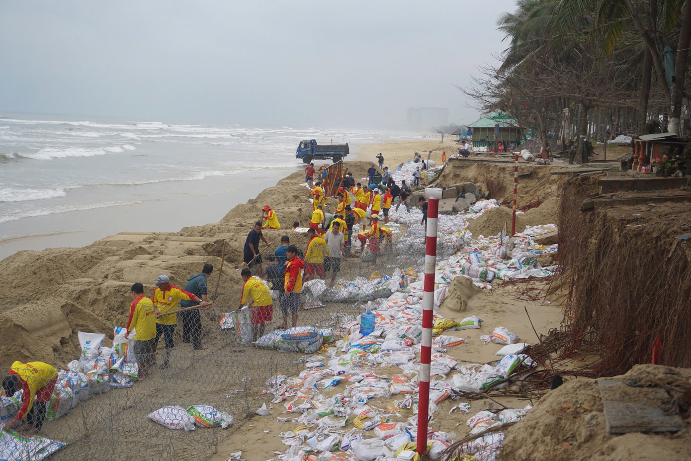 Thời gian qua, khu vực bãi biển Đà Nẵng thường xuyên xuất hiện các vị trí sạt lở do sóng biển dâng cao, xâm thực sâu vào các bãi tắm. Tháng 10/2022, bờ biển đường Võ Nguyên Giáp, đoạn cách bãi tắm Mỹ Khê khoảng 500 m về phía phố cổ Hội An, từng sạt lở do ảnh hưởng của bão.