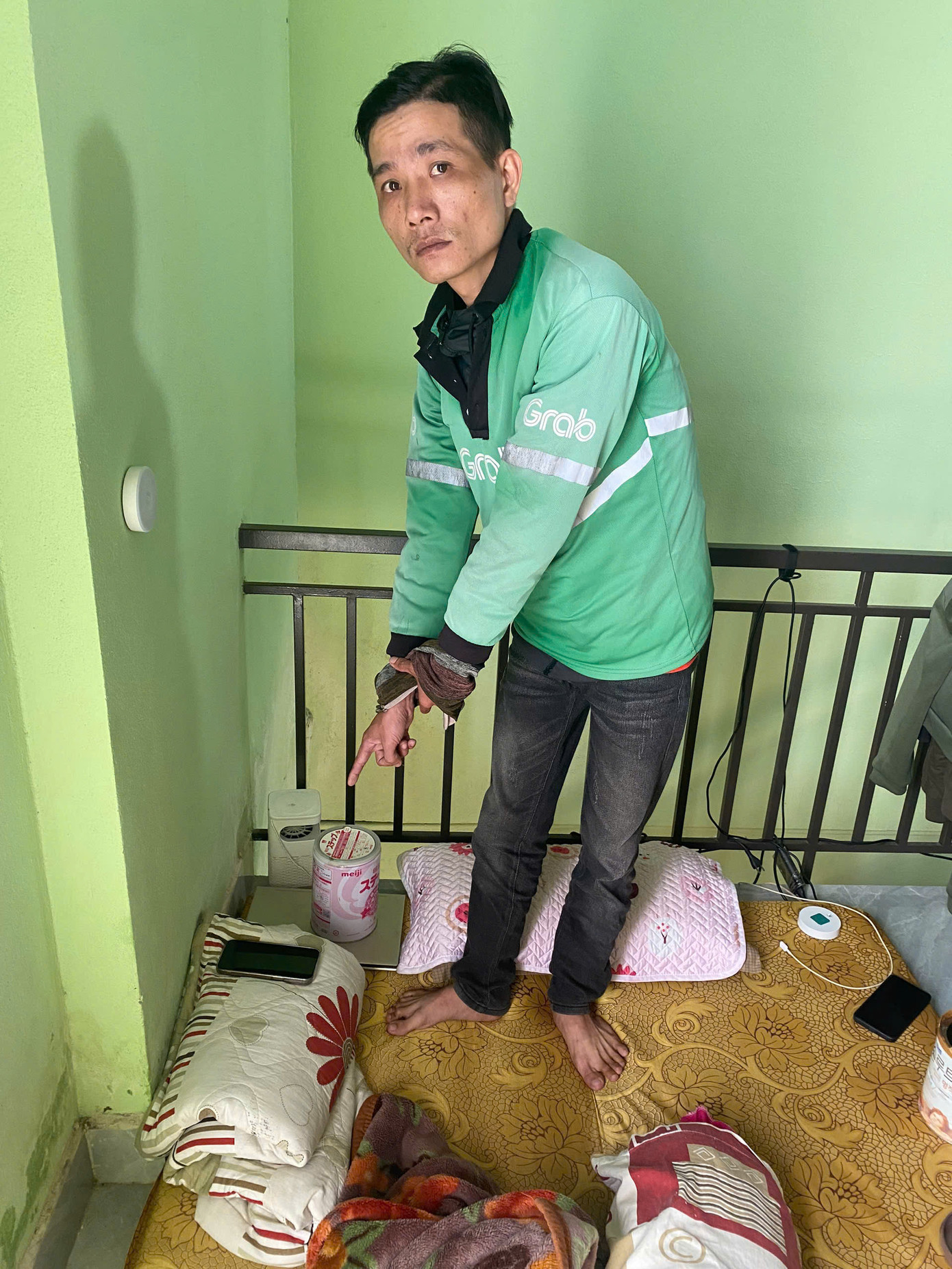 Đối tượng Nguyễn Văn Vũ và tang vật.