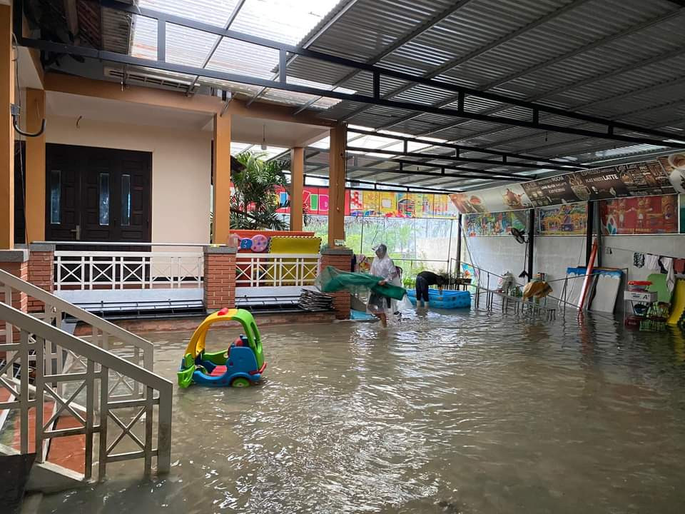 Một trường học nước tràn vào sân trường.