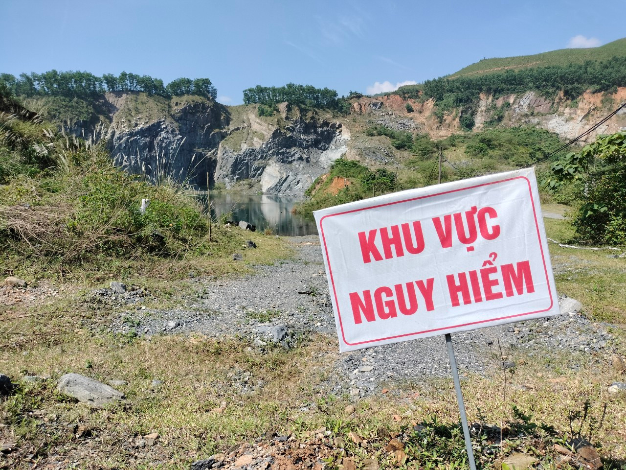 Trong khi đó, tại huyện Hòa Vang, người dân và chính quyền phải cắm biển cảnh báo nguy hiểm tại các hố ở các mỏ đá sau khi hết giấy phép, ngừng khai thác.