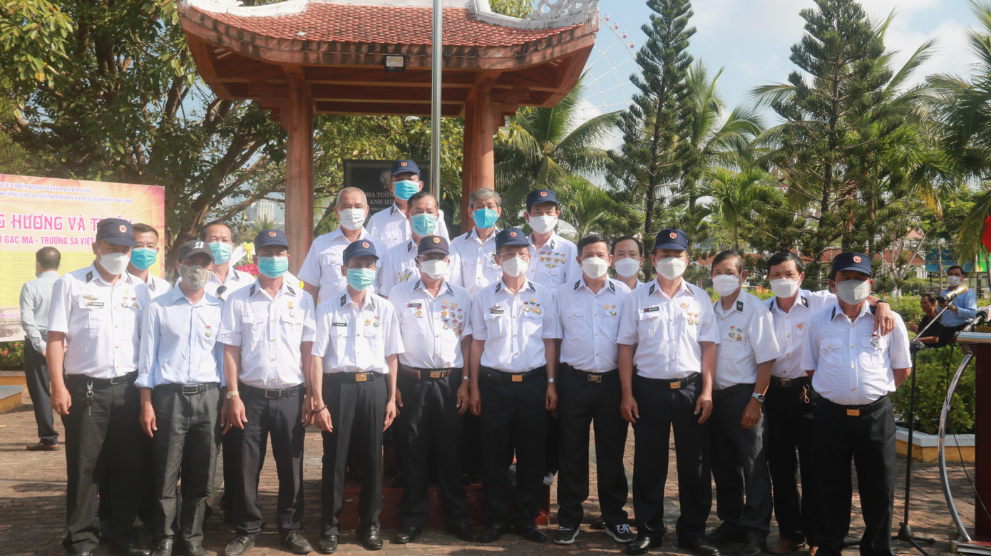 Ban liên lạc Bộ đội Trường Sa TP Đà Nẵng cùng chụp hình lưu niệm tại lễ tưởng niệm. Sau tròn 10 năm thành lập, ngọn lửa Gạc Ma đã được các anh thắp lên, giáo dục thế hệ trẻ về sự hy sinh anh dũng để bảo vệ chủ quyền Tổ quốc.
