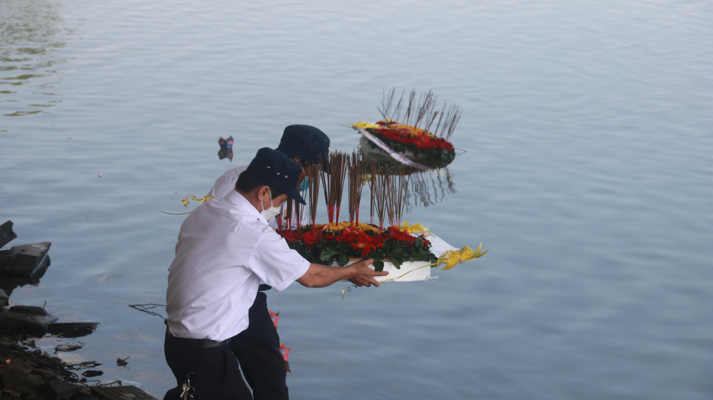 Những vòng hoa được thả xuống sông Hàn đổ ra cửa biển hướng về Trường Sa để tưởng niệm 64 liệt sĩ đã hy sinh ở Gạc Ma vào ngày 14/3/1988.