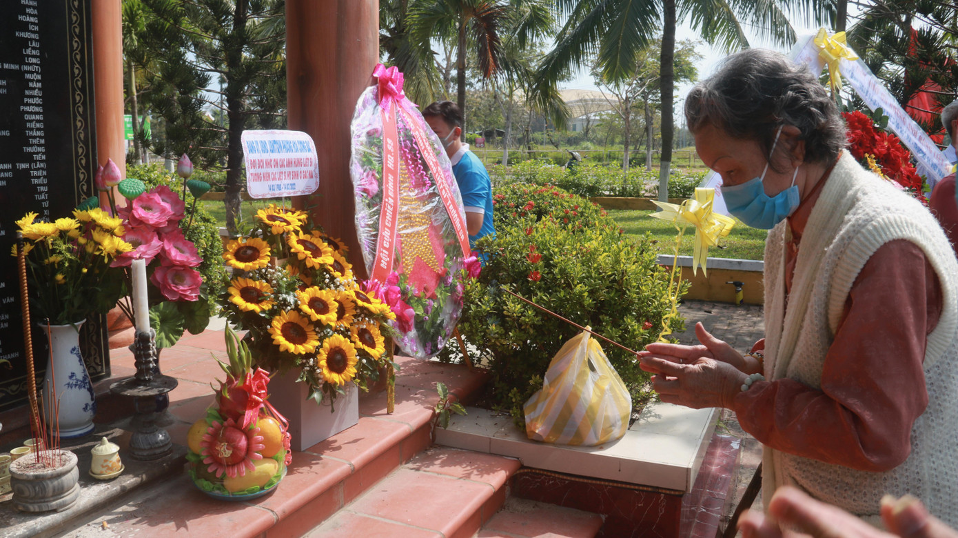 Mẹ Lê Thị Lan, mẹ của liệt sĩ Nguyễn Hữu Lộc hy sinh ở Gạc Ma thắp hương cho con và đồng đội.