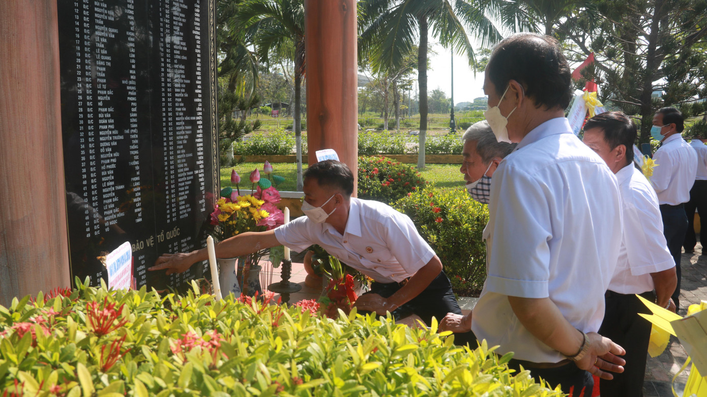 Đồng đội quây quần kể chuyện xưa bên tấm bia vàng khắc tên những liệt sĩ ngã xuống để bảo vệ Gạc Ma - Trường Sa thân yêu.