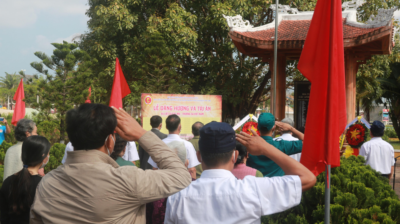 Lễ dâng hương tưởng niệm và tri ân 64 liệt sĩ được tổ chức trang nghiêm tại khu tưởng niệm các anh hùng liệt sĩ phường Hòa Cường Bắc (quận Hải Châu, TP Đà Nẵng). Khu tượng niệm nằm cạnh khu di tích Quốc gia đình làng Nại Nam.