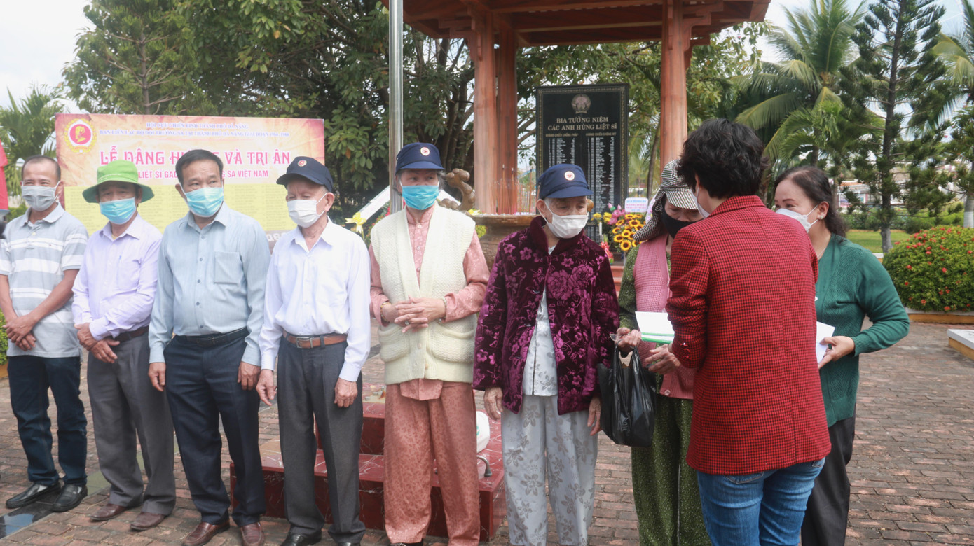 Tại chương trình, Đại học Đông Á trao 10 suất quà (trị giá 1 triệu/suất) đến 10 gia đình thân nhân liệt sĩ hy sinh tại đảo Gạc Ma - Trường Sa (14/3/1988) trên địa bàn Quảng Nam, Đà Nẵng.