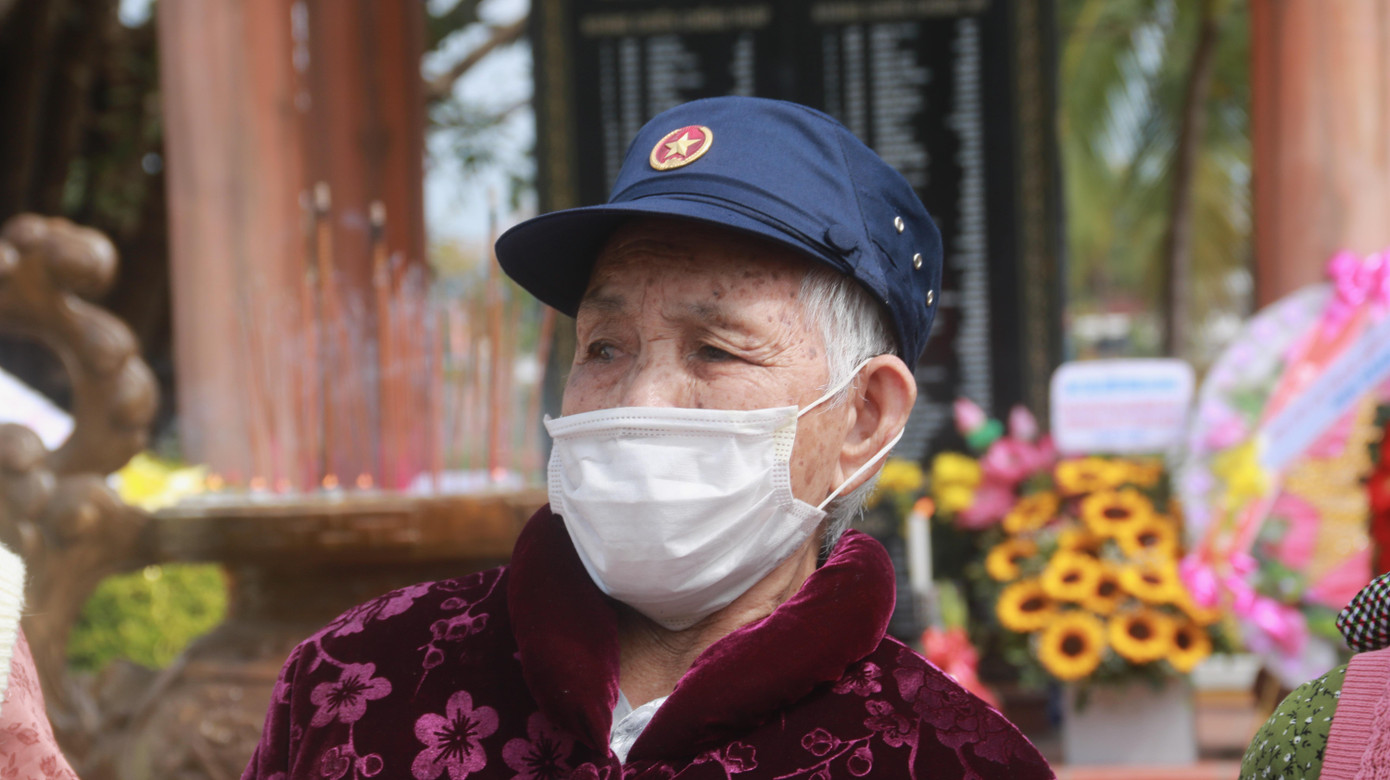 Mẹ Huỳnh Thị Kế (88 tuổi) có con trai duy nhất là liệt sĩ Nguyễn Phú Đoàn hy sinh ở Gạc Ma. Mẹ Kế xúc động khi được anh em Ban liên lạc Bộ đội Trường Sa đội lên chiếc mũ gắn sao vàng lấp lánh. Dù già yếu nhưng mẹ Kế vẫn luôn nhớ về các con và đồng đội thân xác đang còn nằm lại ở Gạc Ma, Trường Sa.