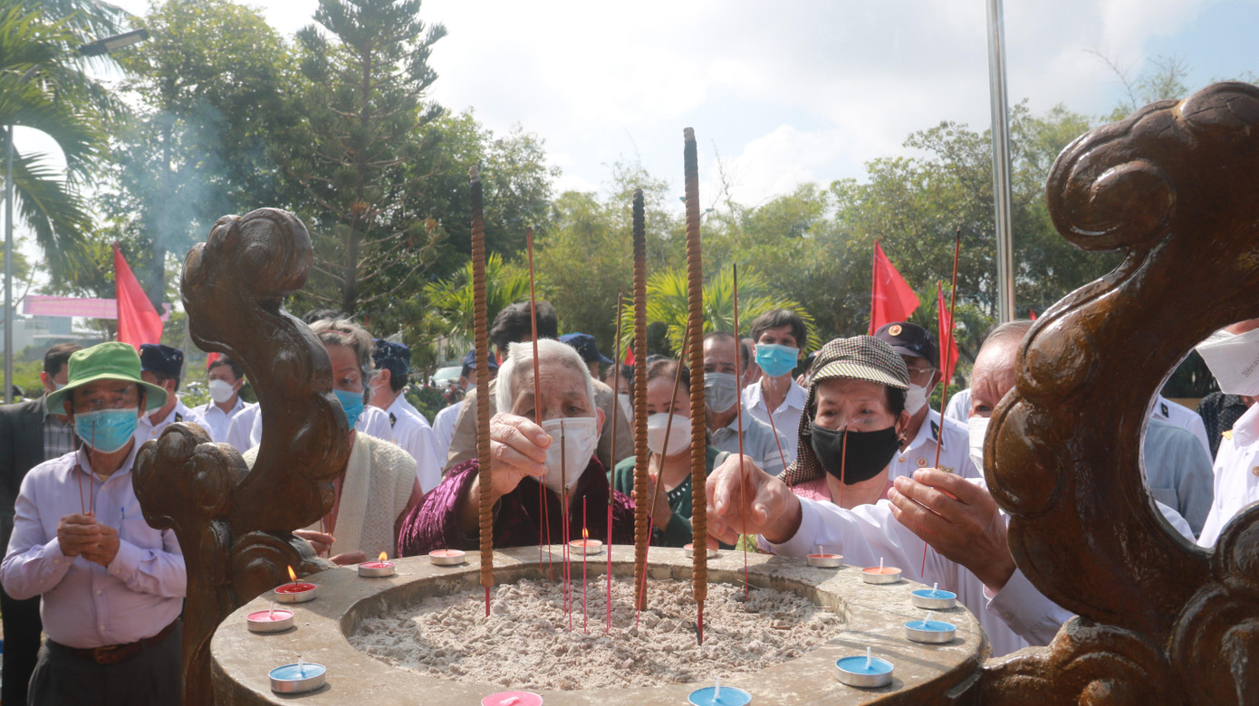 Thân nhân các gia đình liệt sĩ Gạc Ma thắp hương tưởng nhớ.