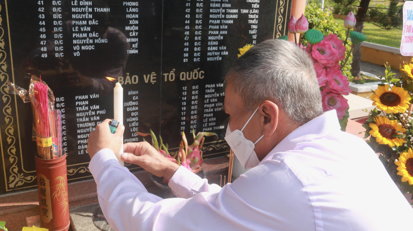 Thân nhân các liệt sĩ thắp đèn, dâng hương trước bia vàng khắc tên những người đã ngã xuống trong cuộc chiến bảo vệ chủ quyền Tổ quốc.