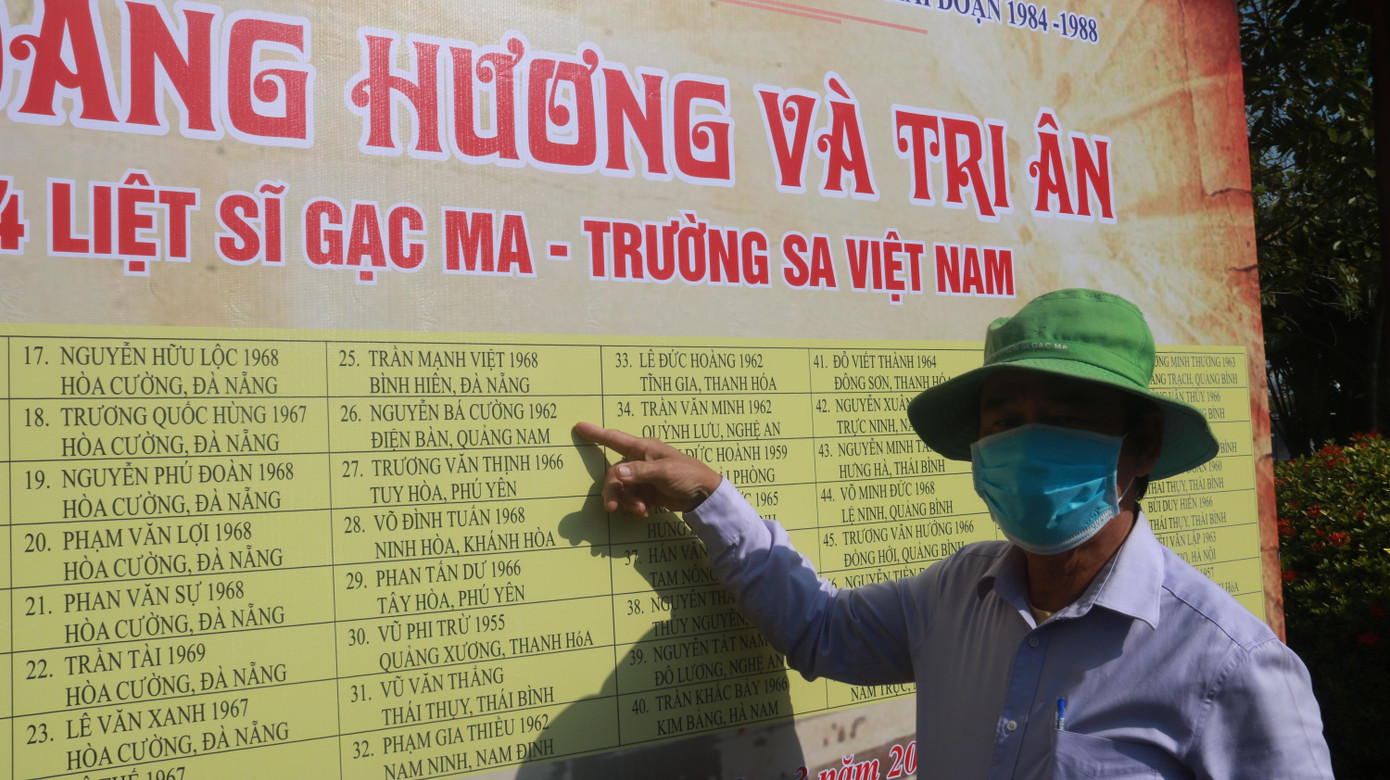 Ông Nguyễn Bá Hùng anh trai của liệt sĩ Nguyễn Bá Cường lặn lội từ Điện Bàn (Quảng Nam) ra Đà Nẵng để tham dự lễ tưởng niệm. Đã 34 năm, hình ảnh về người em trai đã hy sinh ở Gạc Ma vẫn luôn in đậm trong ký ức của ông và người thân.