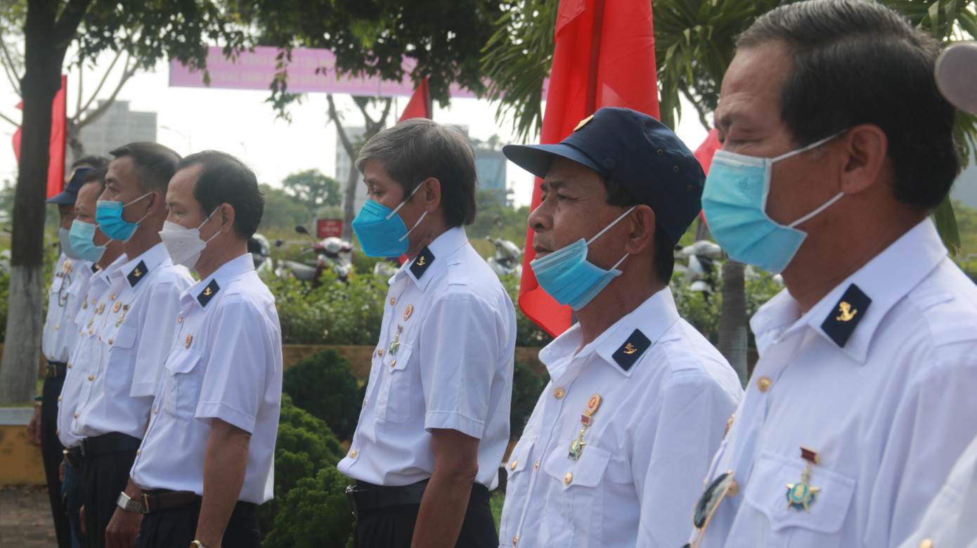 Phút tưởng niệm trong xúc động nghẹn ngào.