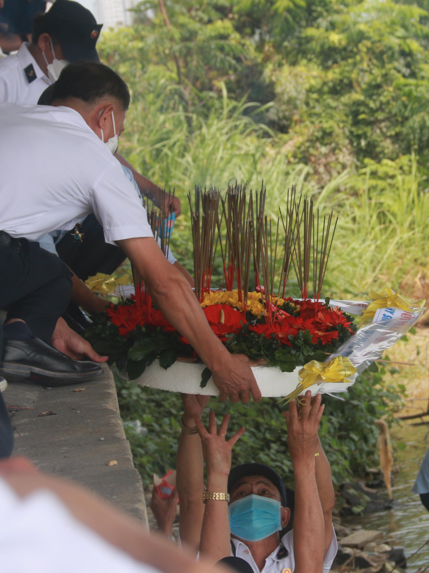 Thực hiện nghi lễ thả hoa tưởng nhớ các liệt sĩ hy sinh bảo vệ Gạc Ma - Trường Sa trên sông Hàn.