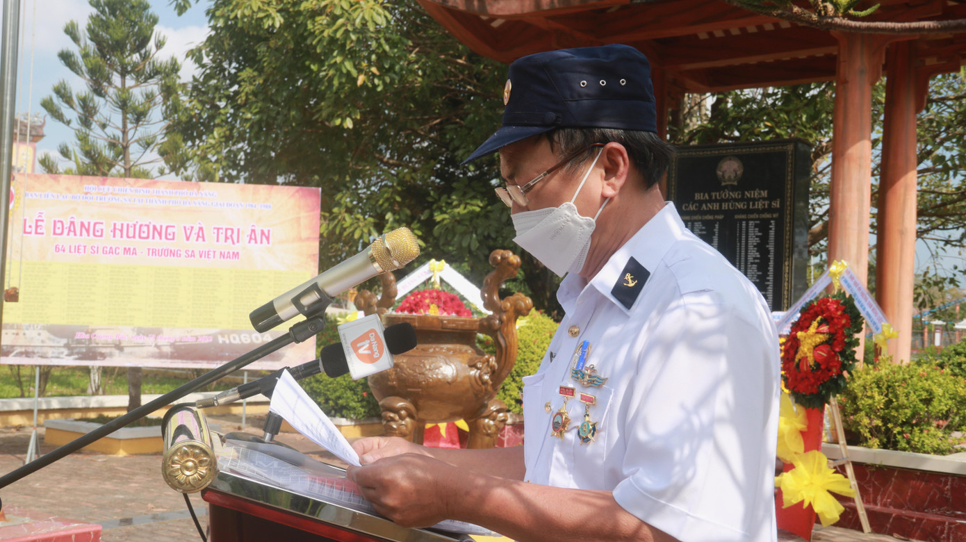Ông Nguyễn Văn Tấn (Trưởng Ban Liên lạc Bộ đội Trường Sa TP Đà Nẵng) ôn lại sự kiện Gạc Ma, tri ân, tưởng nhớ những liệt sĩ đã anh dũng ngã xuống. &quot;Bia vàng lịch sử đã khắc tên các anh, phần mộ các anh đã có tên ở nghĩa trang thành phố, nhưng thân xác các anh vẫn còn lại trong lòng mẹ đại dương bao la. Các anh đã hy sinh để bảo vệ mảnh đất thiêng liêng, giữ vững ngọn cờ vẻ vang của Tổ quốc luôn hiên ngang tung bay giữa trùng khơi sóng gió, hiên ngang trước họng súng quân thù &quot;, ông Tấn xúc động.