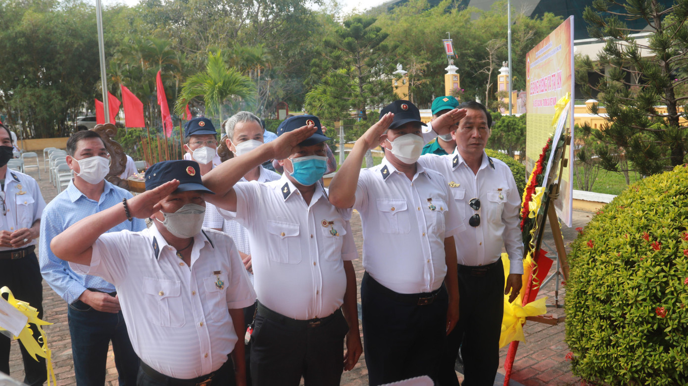 Trang nghiêm tưởng niệm đồng đội đã ngã xuống bảo vệ chủ quyền Tổ quốc.