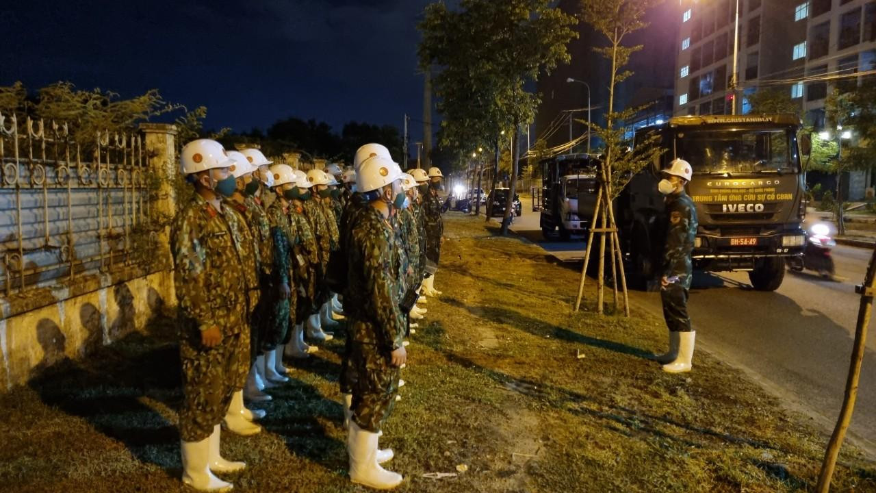 Đúng 21h ngày 19/7, xe chuyên dụng và hàng chục cán bộ chiến sĩ được cơ động đến khu vực chung cư nhà ở xã hội dành cho công nhân làm việc tại KCN Hòa Khánh, quận Liên Chiểu, TP Đà Nẵng để tiến hành phun khử khuẩn để phòng chống dịch COVID-19 lây lan.