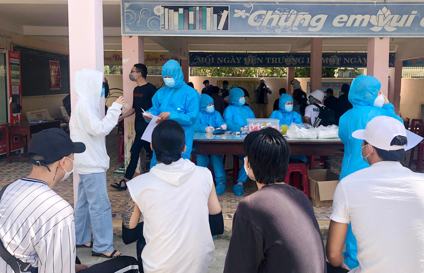 Đến sáng 7/5, Đà Nẵng ghi nhận 5 ca mắc COVID -19, và 3 ca nghi nhiễm SARS-CoV-2 tại cộng đồng có liên quan đến khách sạn Phú An và vũ trường Phương Đông. Ban Chỉ đạo phòng, chống COVID-19 TP Đà Nẵng yêu cầu đẩy nhanh tốc độ truy vết, xét nghiệm, phương án thiết lập khu cách ly.