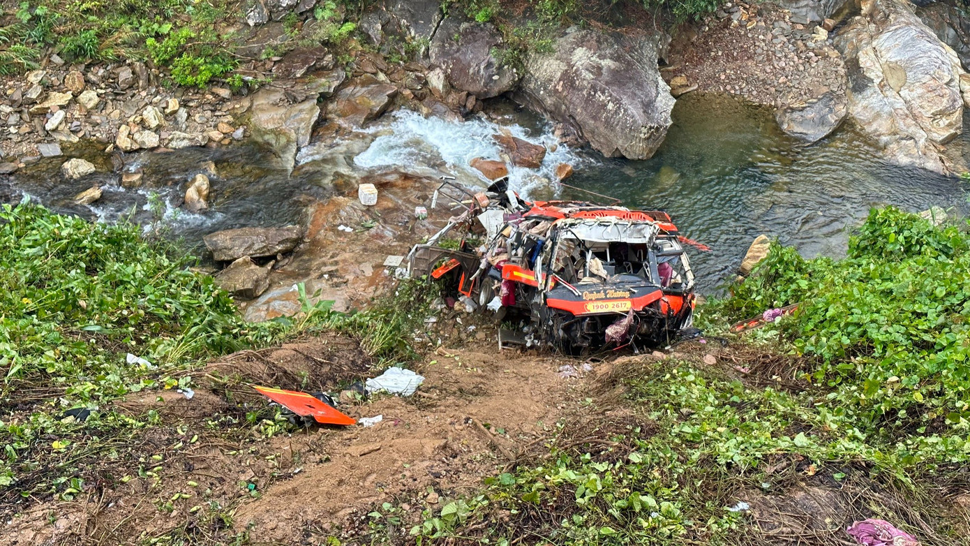 Xe khách biến dạng sau vụ tai nạn kinh hoàng. Ảnh: Nguyễn Thành