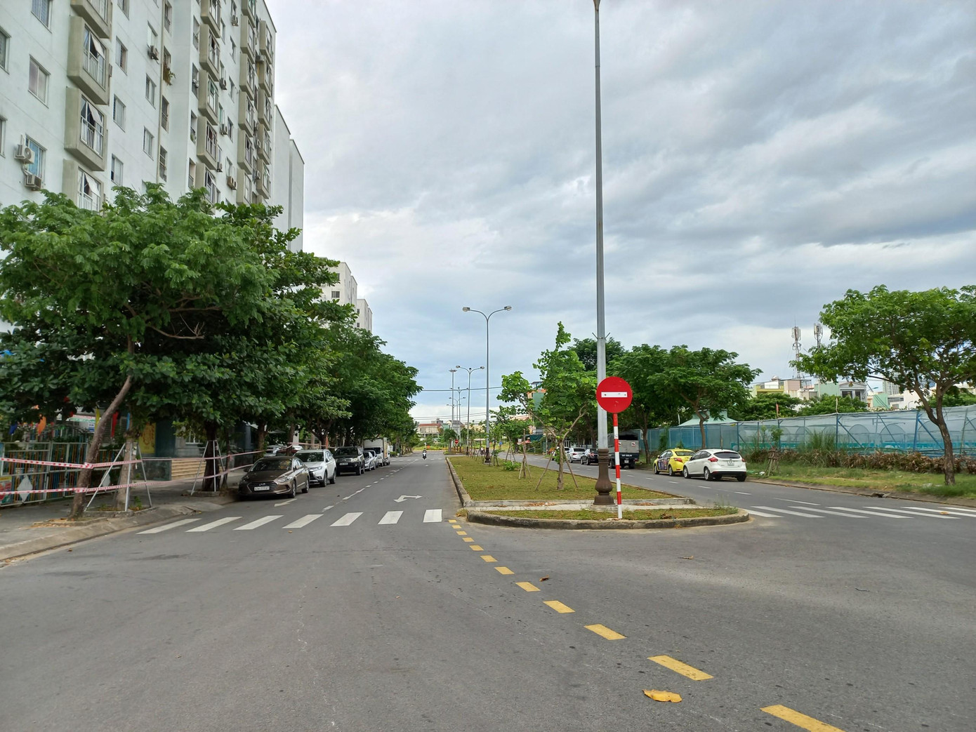 Phố phường vắng bóng chỉ còn vang vọng tiếng loa tuyên truyền phòng chống dịch. Tổ COVID-19 cộng đồng được yêu cầu huy động loa di động đặt tại các tuyến đường, sân chung cư mở thường xuyên và liên tục file thông báo tuyên truyền của phương về phòng chống dịch.