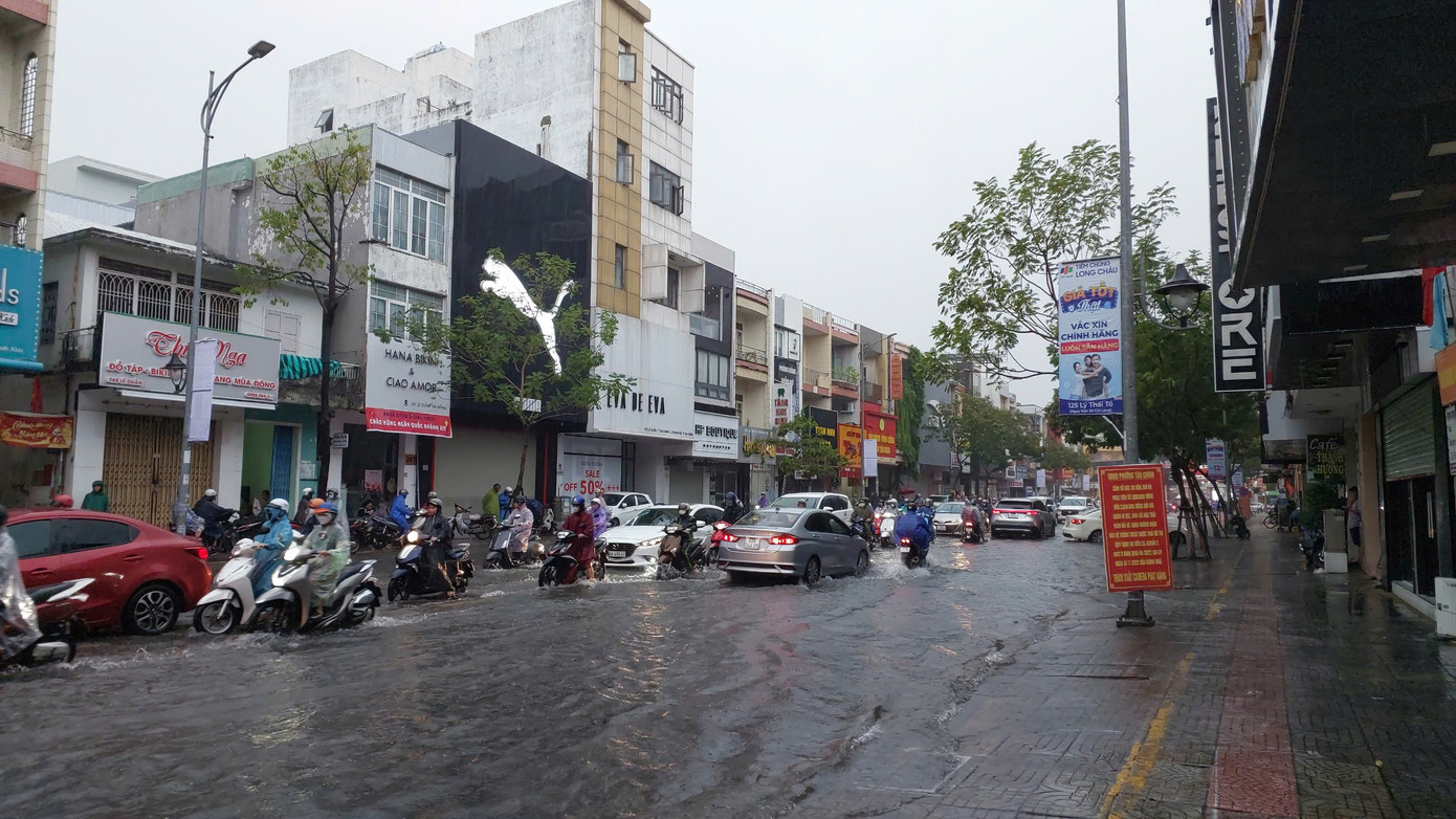 Tại Quận Hải Châu, các tuyến đường Lê Duẩn, Hàm Nghi, Nguyễn Văn Linh theo ghi nhận nước ngập nhiều đoạn khiến giao thông hỗn loạn.