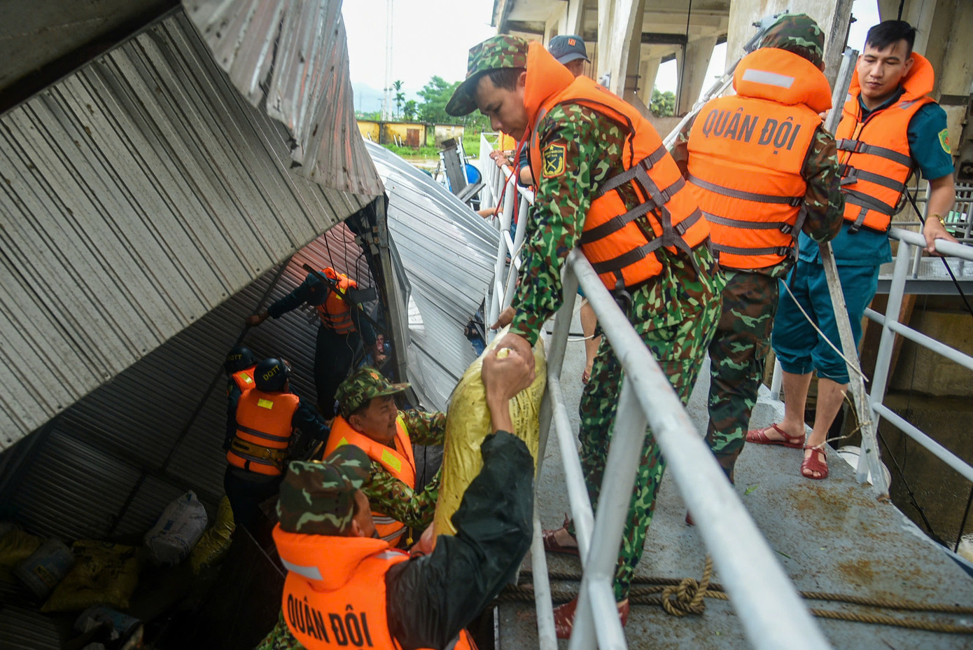 Công việc được triển khai hết sức khẩn trương trong điều kiện phía thượng nguồn Quảng Nam vẫn tiếp tục có mưa, nước sông chảy mạnh. Công việc được triển khai hết sức khẩn trương trong điều kiện phía thượng nguồn Quảng Nam vẫn tiếp tục có mưa, nước sông chảy mạnh.