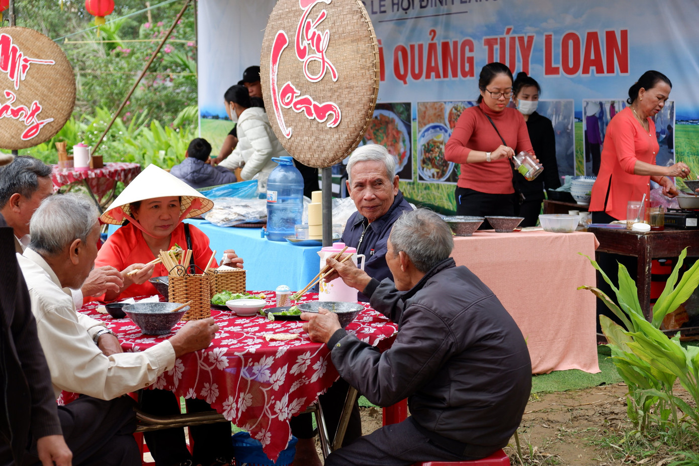 Du khách thưởng thức món mỳ Quảng Túy Loan trứ danh ngay tại lễ hội