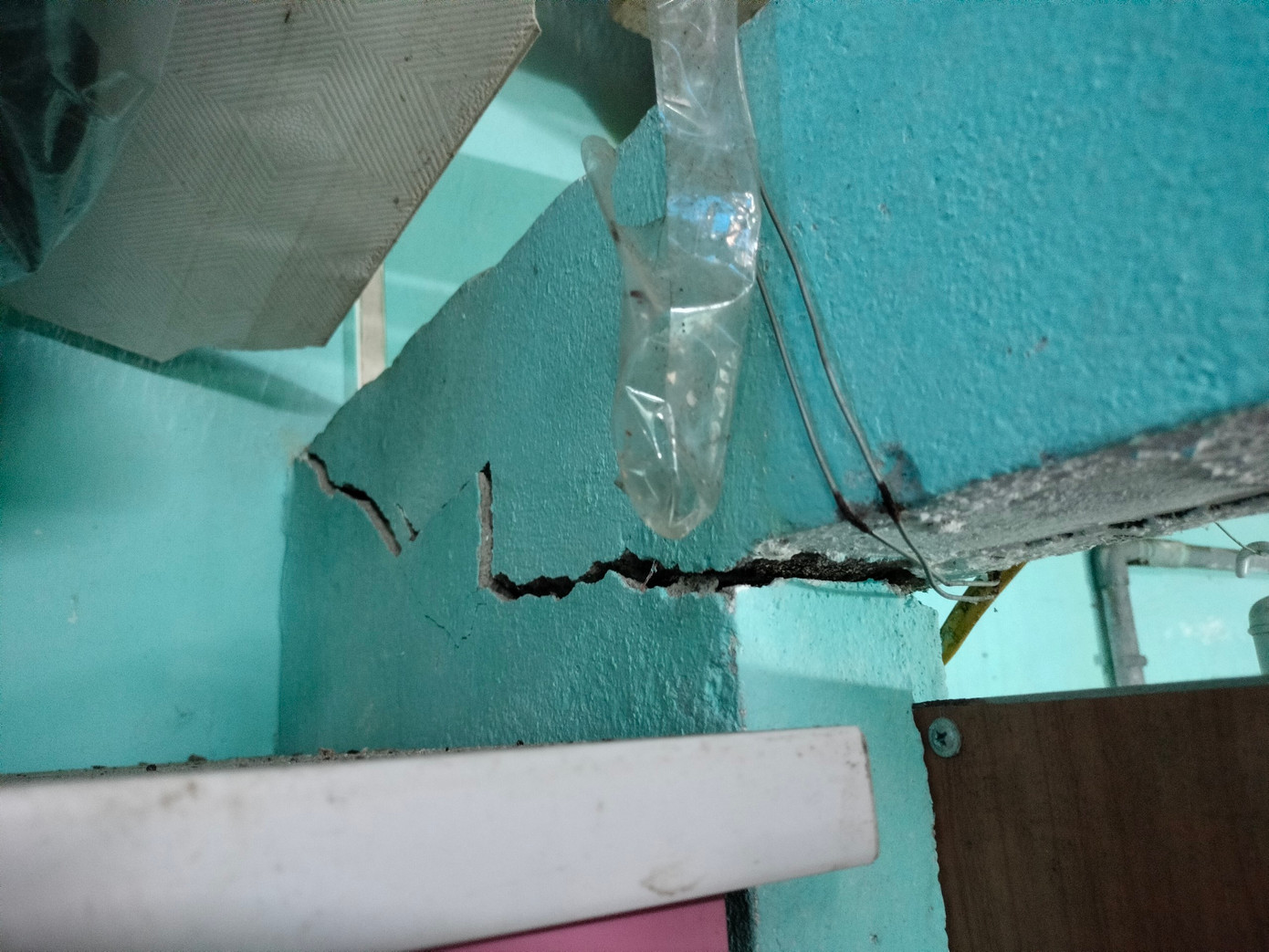 Quá trình thi công còn gây ảnh hưởng đến kết cấu nhà cửa của người dân xung quanh.