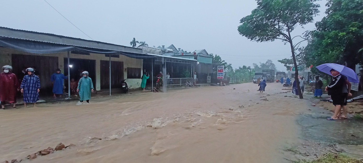 Chính quyền địa phương đã chỉ đạo lực lượng công an, dân quân túc trực tại khu vực sạt lở để đảm bảo an toàn giao thông và tính mạng người dân tại khu vực này.