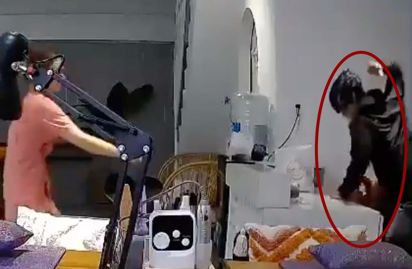 Hình ảnh cô gái bị nam thanh niên đánh dã man được đưa lên mạng xã hội. Hình ảnh cô gái bị nam thanh niên đánh dã man được đưa lên mạng xã hội.