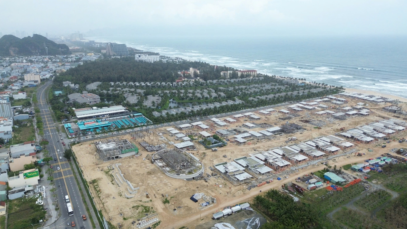 Dự án The Nam Khang Resort Residences của Công ty CP The Nam Khang (phường Hòa Hải, quận Ngũ Hành Sơn) hiện đang thi công. Dự án nằm trong danh sách các dự án liên quan đến Kết luận Thanh tra 2852 của Thanh tra Chính phủ về giá đất tính thu tiền sử dụng đất. Theo Nghị quyết của Quốc hội với các dự án được Nhà nước cho thuê đất từ ngày 10/12/2005 đến trước 1/10/2009 thì giá đất tính tiền thuê đất và các nghĩa vụ tài chính là giá đất trong bảng giá đất áp dụng trên địa bàn Đà Nẵng tại thời điểm ban hành quyết định cho thuê đất.... Dự án The Nam Khang Resort Residences của Công ty CP The Nam Khang (phường Hòa Hải, quận Ngũ Hành Sơn) hiện đang thi công. Dự án nằm trong danh sách các dự án liên quan đến Kết luận Thanh tra 2852 của Thanh tra Chính phủ về giá đất tính thu tiền sử dụng đất. Theo Nghị quyết của Quốc hội với các dự án được Nhà nước cho thuê đất từ ngày 10/12/2005 đến trước 1/10/2009 thì giá đất tính tiền thuê đất và các nghĩa vụ tài chính là giá đất trong bảng giá đất áp dụng trên địa bàn Đà Nẵng tại thời điểm ban hành quyết định cho thuê đất....