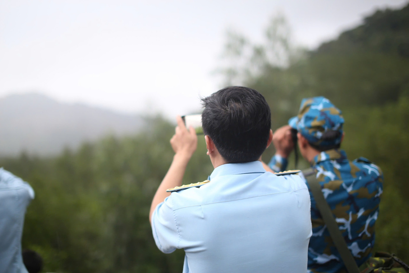 Các lực lượng tổ chức tìm kiếm, xác định vị trí sau khi có tín hiệu các phi công. Ảnh: Trương Định Các lực lượng tổ chức tìm kiếm, xác định vị trí sau khi có tín hiệu các phi công. Ảnh: Trương Định