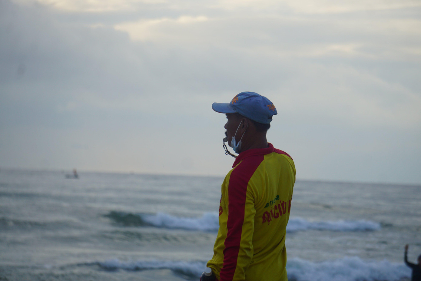 Lực lượng cứu hộ làm việc trên bãi biển từ sáng sớm để sẵn sàng ứng cứu trong trường hợp xảy ra sự cố. Lực lượng cứu hộ làm việc trên bãi biển từ sáng sớm để sẵn sàng ứng cứu trong trường hợp xảy ra sự cố.