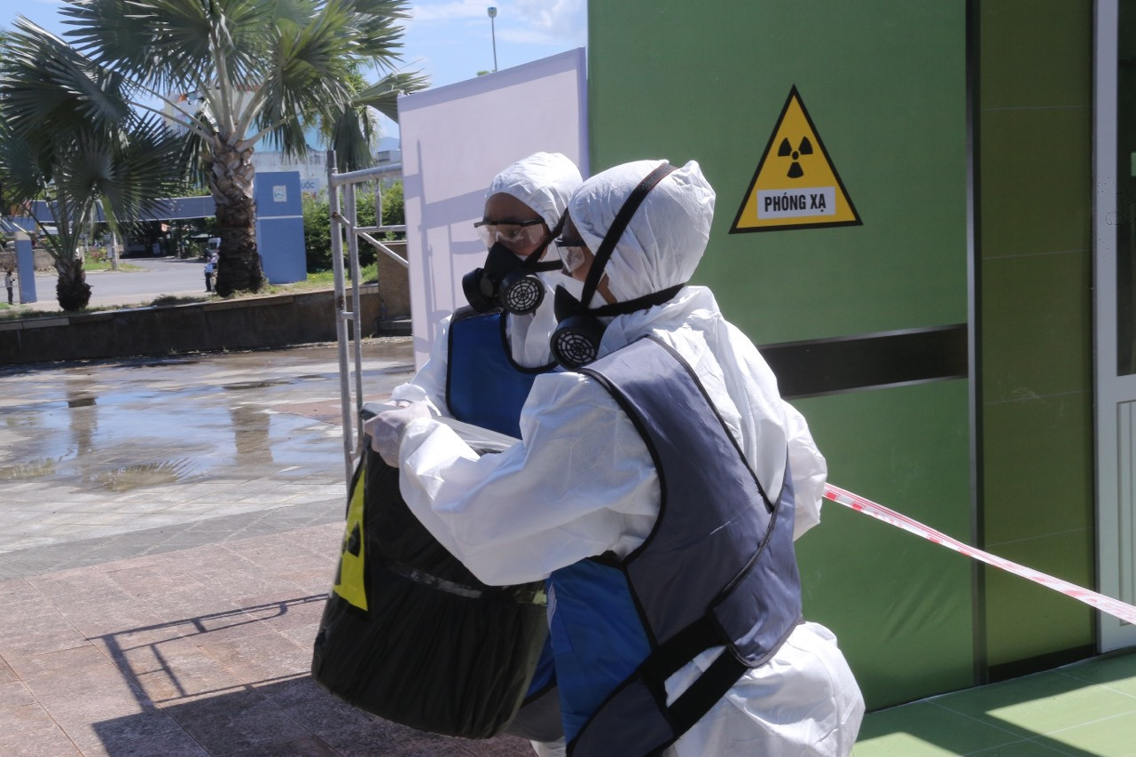 Lực lượng ứng phó hiện trường được trang bị bộ quần áo chống nhiễm bẩn màu trắng và dụng cụ tẩy xạ cá nhân để tiếp cận hiện trường.