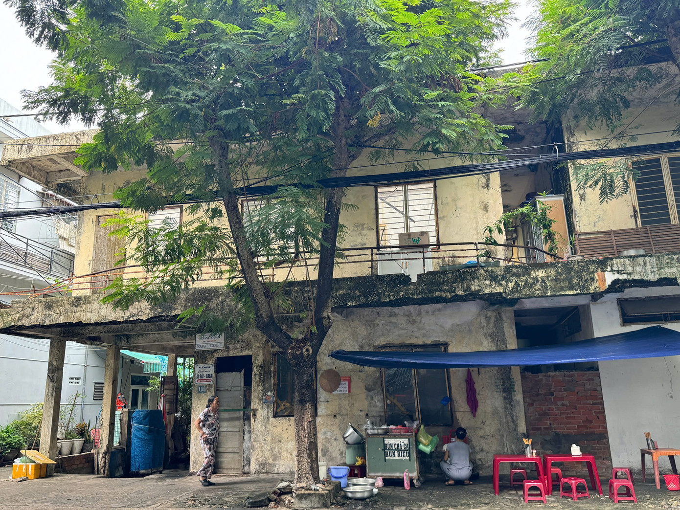 Nhà tập thể số 109 Thanh Thủy (quận Hải Châu, TP. Đà Nẵng) xuống cấp nghiêm trọng.