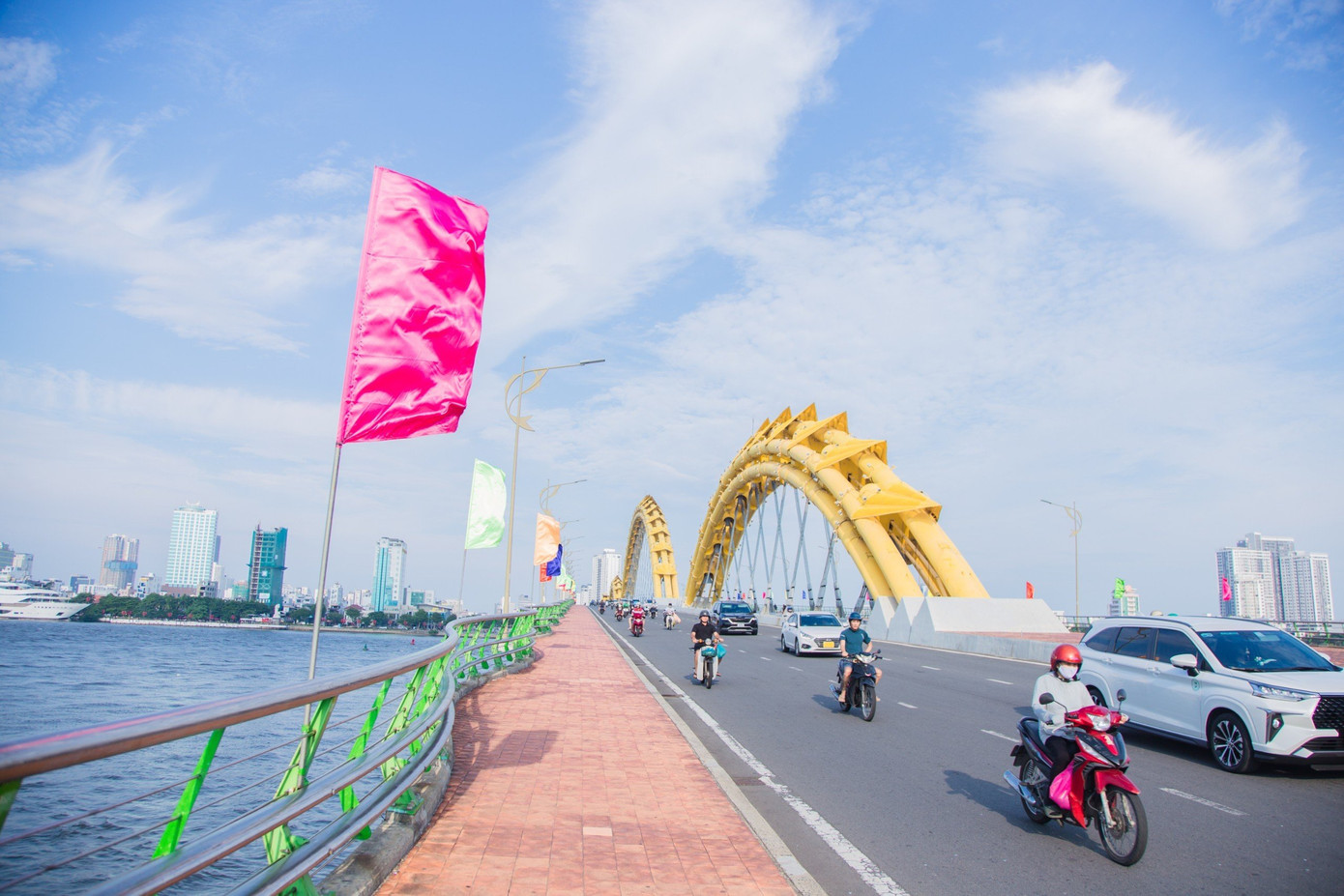 Cầu Rồng bắc qua sông Hàn rực rỡ màu cờ những ngày nghỉ lễ.