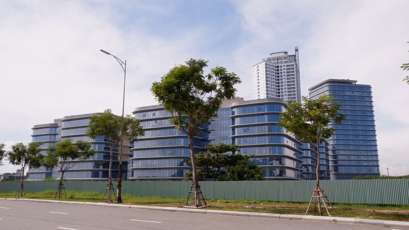 Dự án Khu công viên phần mềm số 2 xây dựng xong vướng pháp lý nên bỏ không gần 2 năm nay. Dự án Khu công viên phần mềm số 2 xây dựng xong vướng pháp lý nên bỏ không gần 2 năm nay.