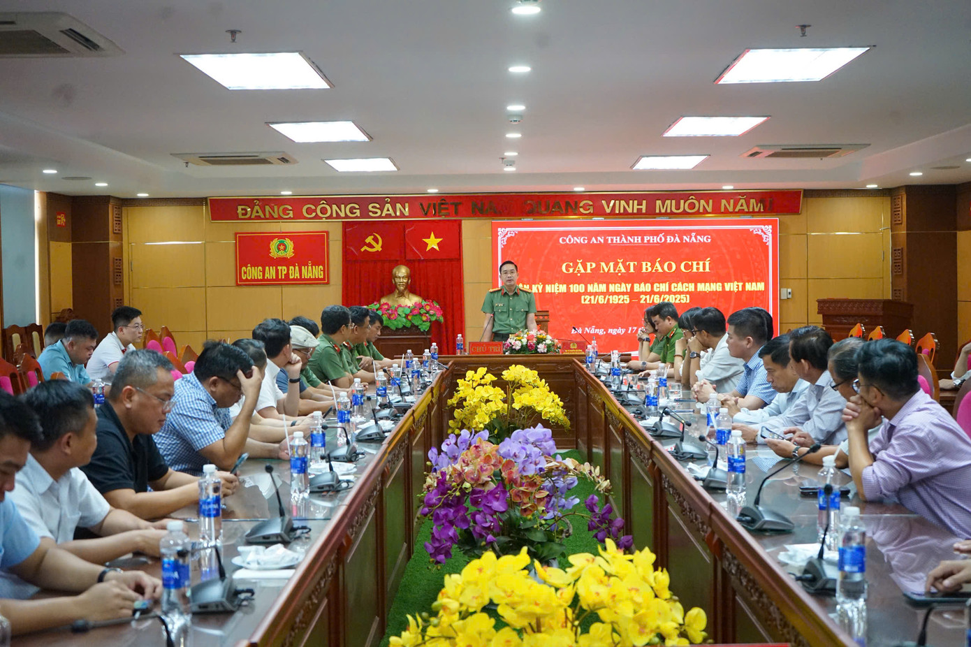 Đại tá Nguyễn Đại Đồng, Phó giám đốc phụ trách Công an TP Đà Nẵng chia sẻ thông tin tại buổi gặp mặt.