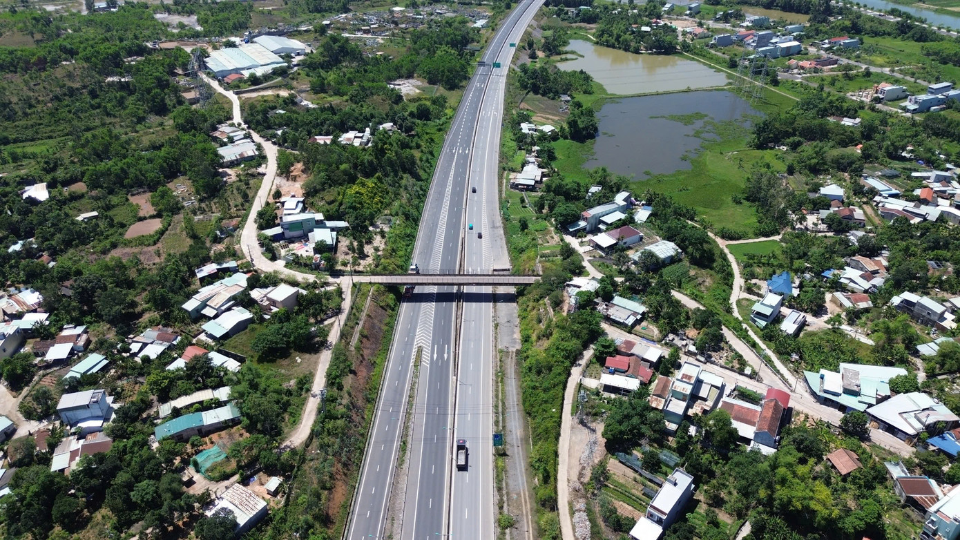 Dự án cũng hoàn thiện, xây dựng các nhánh rẽ, tuyến đường gom phục vụ dân sinh, các hạng mục điện, điện chiếu sáng, đèn tín hiệu, thoát nước.