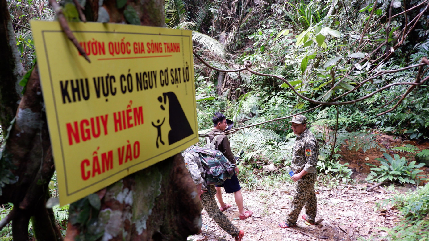 Xung quanh khu vực bãi vàng đã bị đánh sập các biển cảnh báo nguy hiểm đã được cắm lên. Xung quanh khu vực bãi vàng đã bị đánh sập các biển cảnh báo nguy hiểm đã được cắm lên.