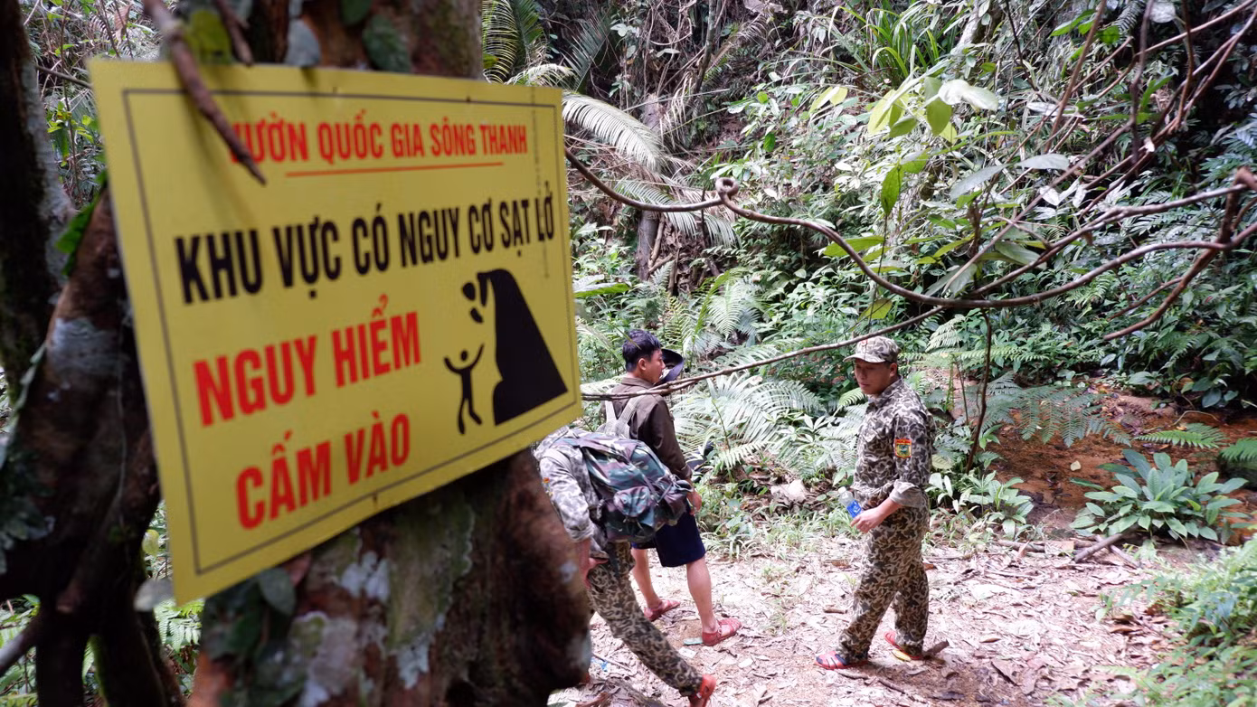 Xung quanh khu vực bãi vàng đã bị đánh sập các biển cảnh báo nguy hiểm đã được cắm lên.