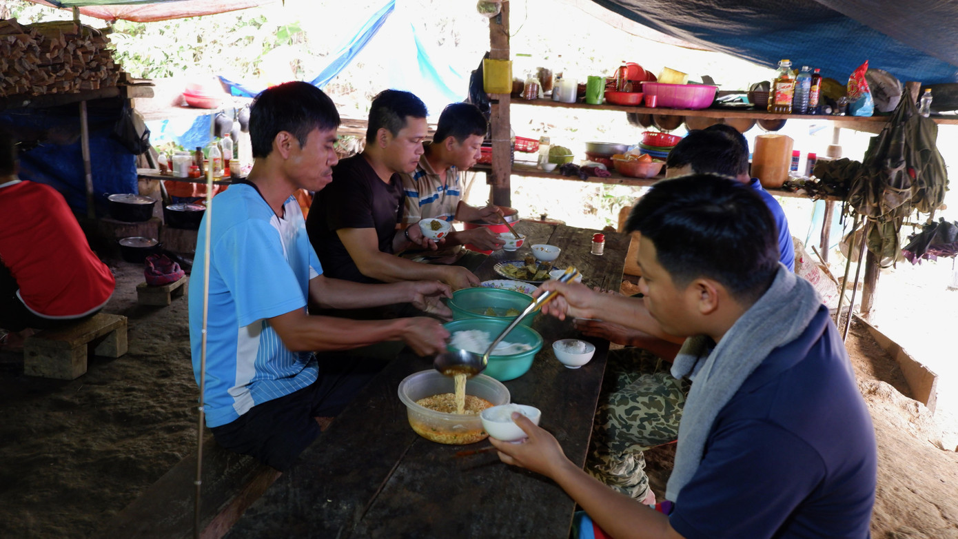 Hơn 1 năm nay, họ đã quen với nhịp sống xa nhà và những bữa ăn đơn sơ, đạm bạc như thế này. Hơn 1 năm nay, họ đã quen với nhịp sống xa nhà và những bữa ăn đơn sơ, đạm bạc như thế này.
