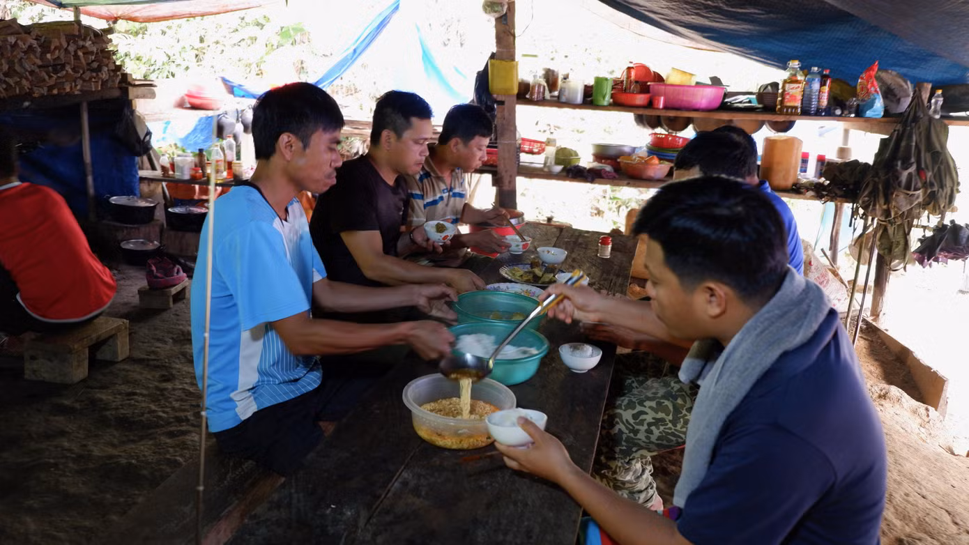 Hơn 1 năm nay, họ đã quen với nhịp sống xa nhà và những bữa ăn đơn sơ, đạm bạc như thế này.
