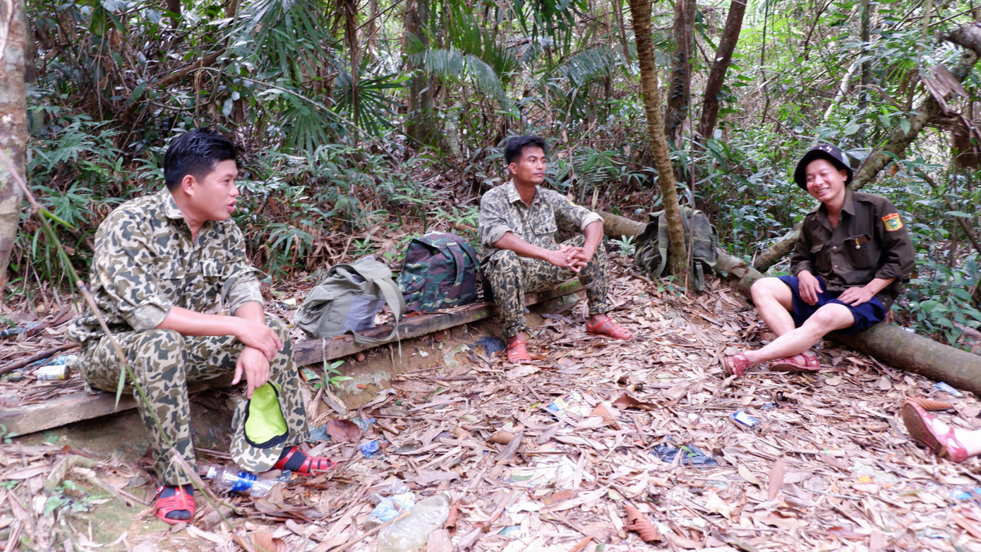 Phút nghỉ ngơi trên đường tuần tra làm nhiệm vụ, bảo vệ rừng. Phút nghỉ ngơi trên đường tuần tra làm nhiệm vụ, bảo vệ rừng.